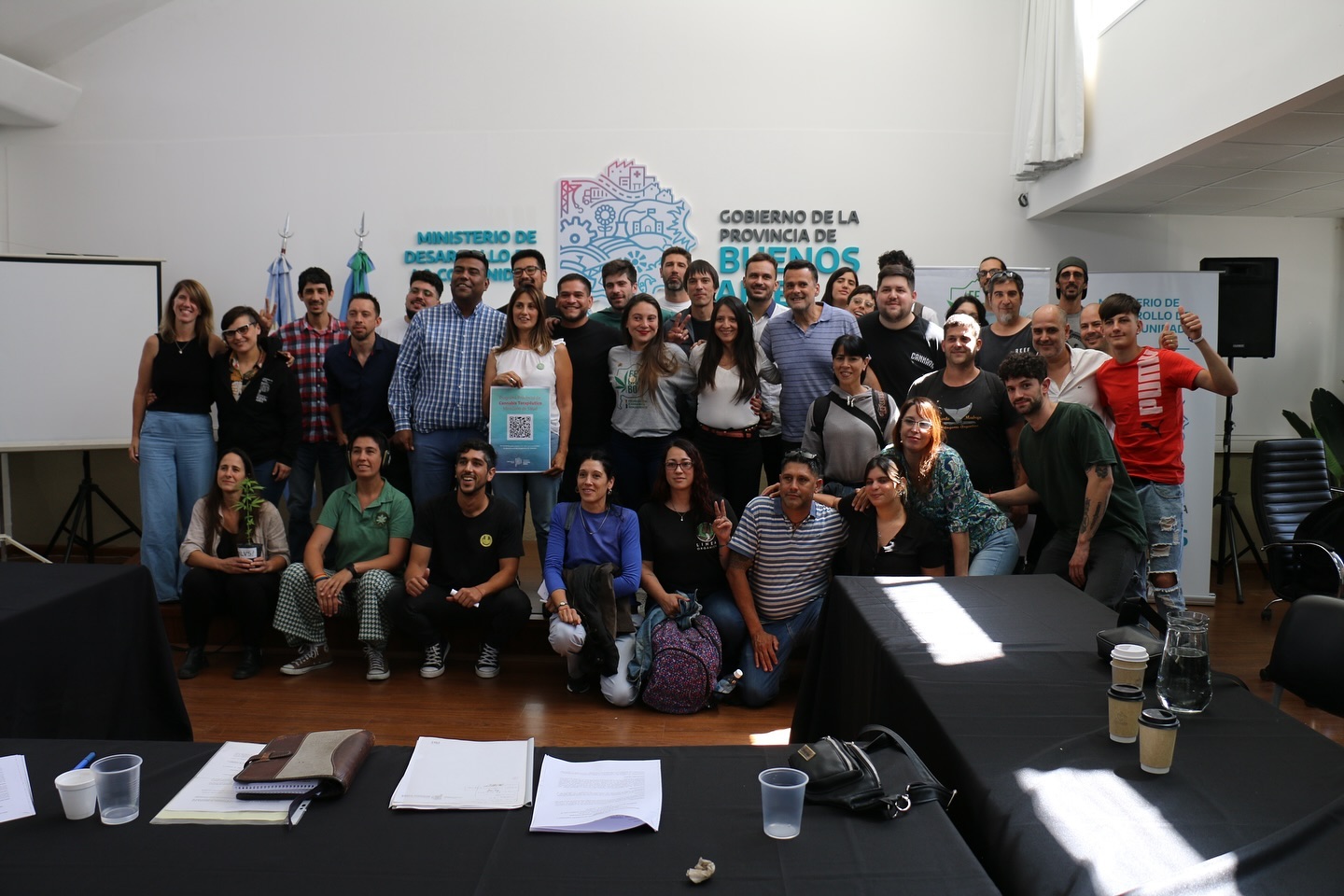 En @provinciaba se crearon, en el marco de las leyes nacionales conseguidas por el movimiento c*nnábico en los últimos años, distintas políticas públicas sanitarias y productivas.
Si bien es habitual reconocer que el crecimiento de emprendimientos y organizaciones se da con esfuerzo, pocas veces se contempla que ese esfuerzo tiene que poder, también, ser conocido y reconocido para verse concretado en proyectos.
Contar con una provincia dispuesta a la escucha y el trabajo es para las y los productores bonaerenses un impulso a seguir creciendo 💚